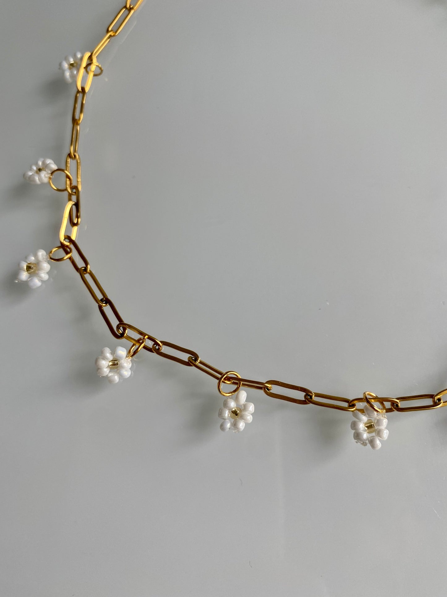 Collier Marguerite Blanc Boucle d'Or Jewelry